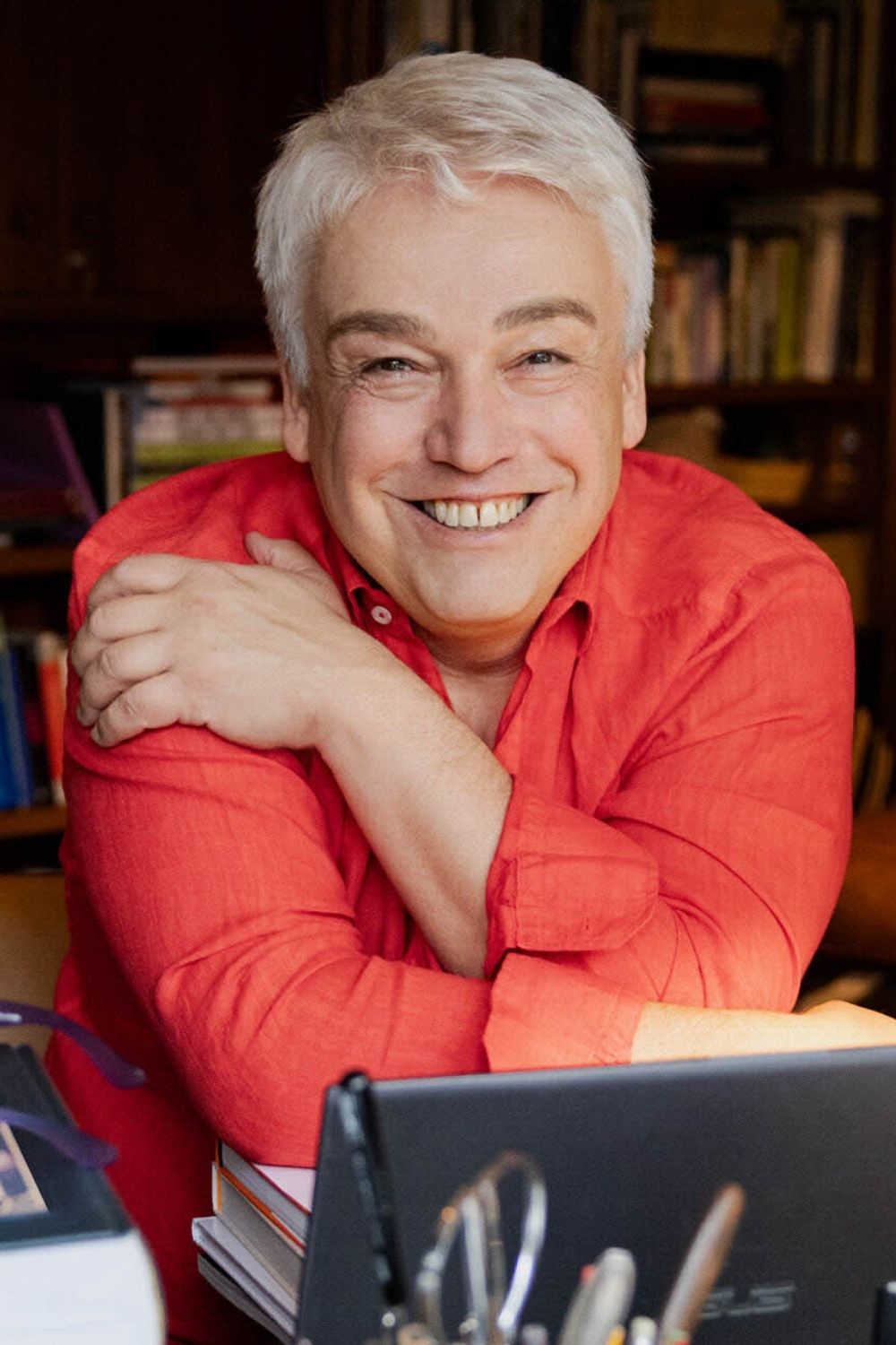 Marc Rosenberg Portrait im Hochformat vom Autor Marc Rosenberg an seinem Schreibtisch